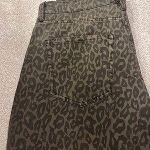 Ardene Leopard Print Barrel Jeans. size jr 13. Fit like a us32. Oversized. NWOT
